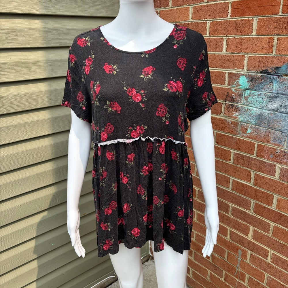 TORRID BLACK ROSE GRAPHIC PRINT SUPER SOFT SHORT SLEEVE SHIRT SIZE 00 MEDIUM